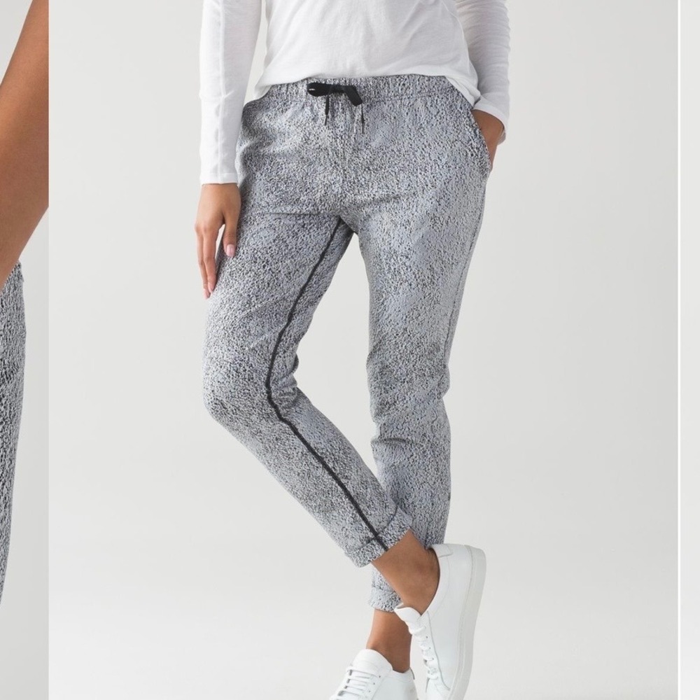 Lululemon Jet Pant Size 8 Power Luxtreme Spray Jacquard white Black Joggers EUC